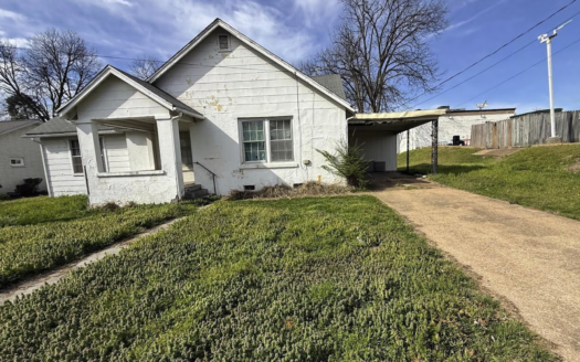 102 College Heights St, Greenfield, TN 38230